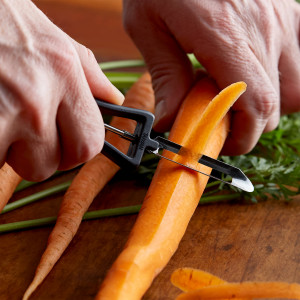 Vegetable peeler w/ s/s blade & plastic handle