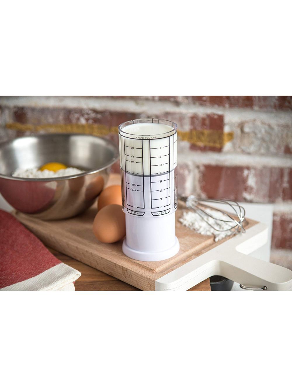 Adjustable measuring cup